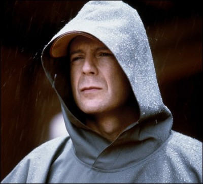 Dans quel film Bruce Willis porte-t-il une casquette recouverte par une capuche ?