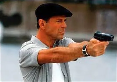 Le voilà une arme à la main, rien d'inhabituel pour Bruce Willis mais dans quel film porte-t-il ce béret ?