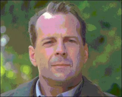 Dans quel film a-t-il un look assez neutre excepté une mèche de cheveux quelque peu rebelle ?