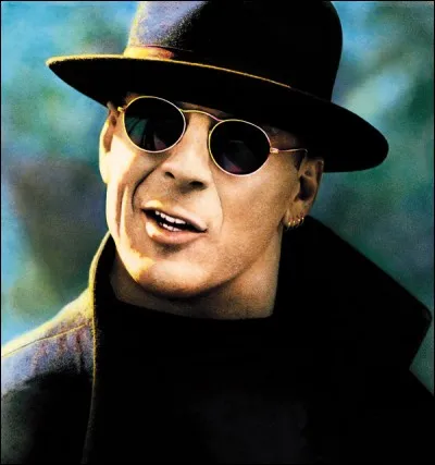 Le chapeau et les lunettes de soleil devraient vous mettre sur la piste de...