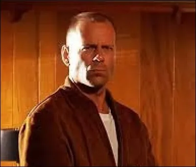 Les cheveux courts ne vous aideront peut-être pas alors essayez de reconnaître le blouson...