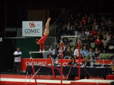Que mettons-nous sur nos mains pour les protéger des barres asymétriques ?